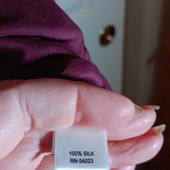 Banana Republic Silk Sleeveless Rose Blouse in Burgundy - M - Picture 4 of 5